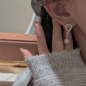 S925 sterling silver drop earrings with a twisted ring design and round white pearls