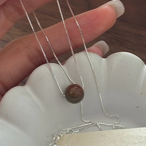 Collier minimaliste en argent sterling S925 avec pendentif perle ronde rouge foncé