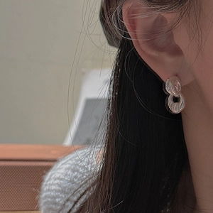 Gros plan de boucles d'oreilles perles en argent S925 portées pour le style