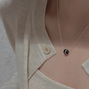 Détail du collier de perles en argent sterling S925 avec pendentif rond à rayures noires