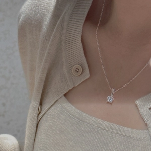 Détail d'un pendentif solitaire en zircon rond sur un collier en argent S925 porté