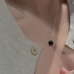 Détail du collier en argent 925 avec un pendentif en agate noire à rayures blanches