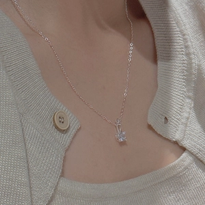 Gros plan détaillé d'un pendentif en zircone carrée sur une chaîne en argent sterling