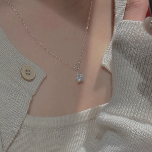 Collier en argent fin S925 avec pendentif rond en zircon porté sur un mannequin femme