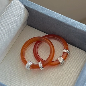Élégant ensemble de deux bagues en argent S925 avec des pierres d'agate rouge translucide