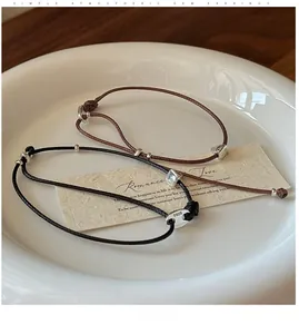 Détail du charm géométrique en argent S925 sur bracelet en cordelette tressée
