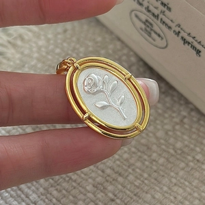 Pendentif vintage en argent S925 bicolore avec relief de rose et contour doré