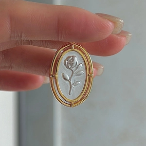 Pendentif ovale en argent S925 avec relief de rose et contraste or et argent vintage
