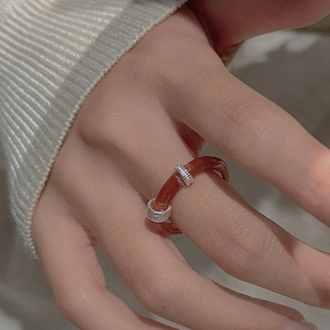 Bague minimaliste en argent S925 avec anneau en résine agate rouge sur la main
