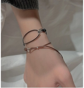 Détail du fermoir en argent S925 sur bracelet tressé montrant le poinçon authentique