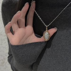 Collier vintage en argent S925 avec pendentif relief rose ovale en contraste or-argent