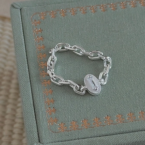 S925 sterling silver chain ring with rectangle zircon on a sage green jewelry box