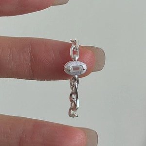 Minimalist S925 sterling silver chain ring with a rectangular zircon and sunburst engraving