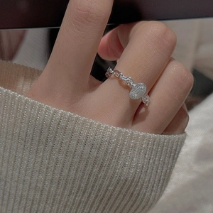 Macro shot of S925 sterling silver chain ring featuring a rectangular zircon on finger
