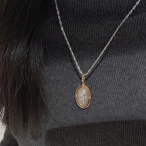 Collier vintage en argent S925 avec pendentif rose ovale bicolore sur tricot