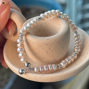 S925 Silber Süßwasserperlen Armband mit Metallperlen und Kugelanhängern auf Keramik