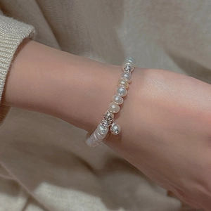 Elegantes S925 Sterlingsilber Süßwasserperlenarmband mit Metallperle und Kugelanhänger