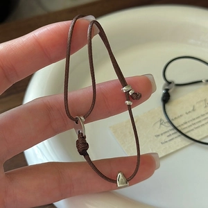 Bracelet minimaliste en corde tressée marron avec breloque cœur en argent S925