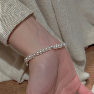 Nahaufnahme eines S925 Sterlingsilber Süßwasserperlenarmbands am Handgelenk getragen