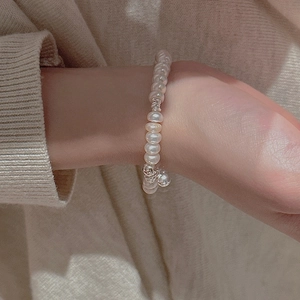 Elegantes S925 Silber Süßwasserperlenarmband mit Rundanhänger am Modellgelenk