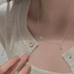 Detail of S925 silver necklace with diamond rhombus and smooth water drop pendants