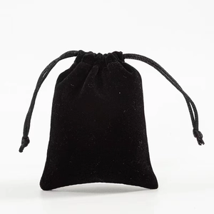 Pochette en velours noir avec cordon pour bijoux et petits cadeaux sur fond blanc