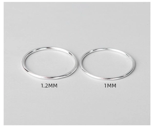 Vista dettagliata di anelli sottili da 1,2 mm e 1 mm in argento sterling S925 lucido
