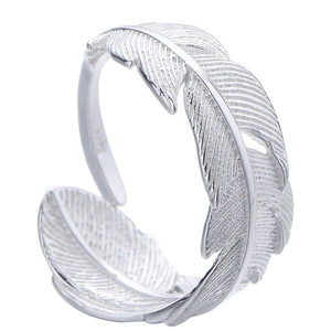 Adjustable S925 sterling silver feather ring with detailed textures and open design