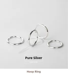 Vue rapprochée d'un ensemble minimaliste de quatre bagues lisses en argent massif S925
