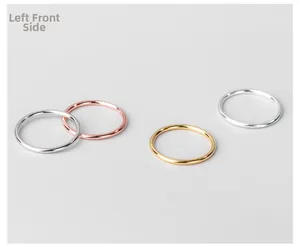 Vista frontale sinistra di anelli sottili lucidi in finiture argento, oro e oro rosa