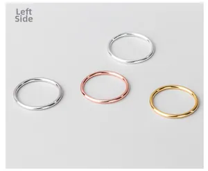 Vista laterale dettagliata degli anelli impilabili minimalisti da 1,2mm in oro, argento e rosa