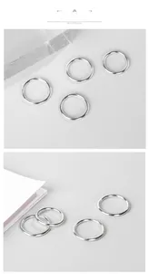 Gros plan de bagues minimalistes en argent sterling S925 avec une finition lisse