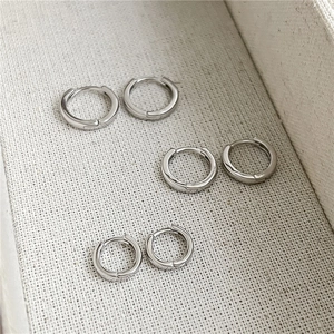 Trois paires de créoles minimalistes en argent sterling S925 de tailles variées sur plateau