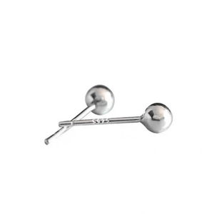 Orecchini a perno a sfera in argento sterling S925 con finitura lucida su sfondo bianco