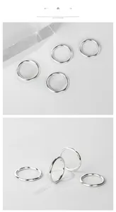 Gros plan de quatre bagues minimalistes en argent S925 empilées sur des glaçons