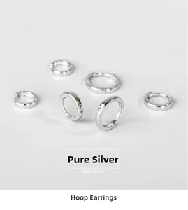 Lot de cinq créoles polies en argent sterling S925 de tailles variées sur fond blanc