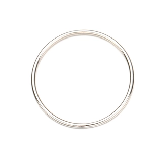 Anello sottile minimalista in metallo argento con finitura lucida su sfondo bianco
