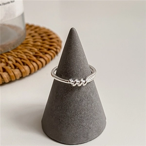 Anello minimalista in argento sterling S925 con tripla spirale su supporto a cono