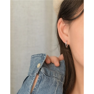 Créoles minimalistes en argent sterling S925 portées par un mannequin pour un look chic