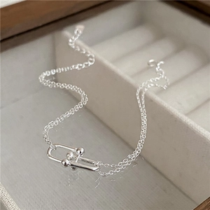 Minimalistisches S925 Sterlingsilber U-Link Doppelkettenarmband mit Perlenakzenten auf Samt