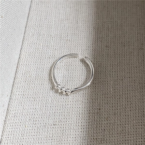 Dettaglio dell'anello regolabile in argento sterling S925 con triplo design a spirale intrecciata