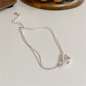 Detail eines S925 Sterlingsilber Armbands mit zweilagiger Kette, U-Links und Perlen