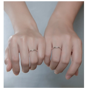 Model trägt ein Paar minimalistische zylindrische verstellbare Ringe aus S925 Silber