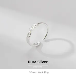 Dettaglio dell'anello a nodo in argento sterling S925 che mostra il marchio e la trama