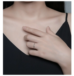 Minimalistischer S925 Sterlingsilber Ring am Finger mit polierter Oberfläche
