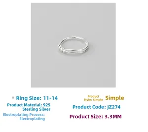 Dettaglio dell'anello in argento sterling S925 con linee intrecciate e punzonatura