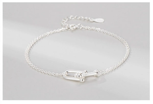 Nahaufnahme von silbernem U-Link-Doppelkettenarmband mit poliertem Finish und Karabiner