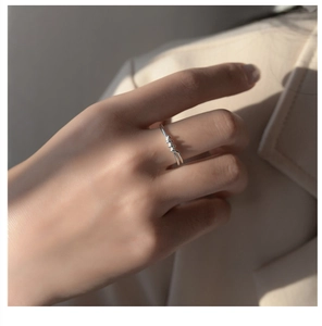 Primo piano dell'anello minimalista in argento sterling S925 con nodo intrecciato