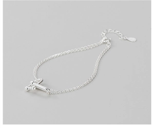 Detailansicht eines S925 Sterlingsilber U-Link Doppelketten-Armbands mit zwei Metallkugeln