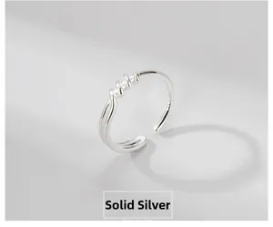 Dettaglio anello in argento sterling S925 con triplo design a spirale e finitura